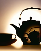 Schatten einer Teekanne auf eine Teekanne