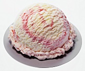 Eine Kugel marmoriertes Vanille-Himbeer-Eis auf Teller