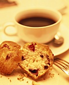 Frühstücks-Muffin mit einer Tasse Kaffee