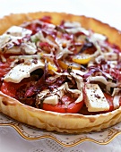 Savoury tart with tomatoes, red cabbage and cheese