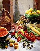 Stillleben mit Obst, Gemüse und Korbflasche