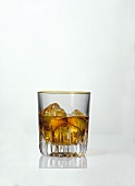 Ein Glas Whiskey mit Eiswürfeln