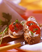 Wholemeal bread with quark and tomatoes