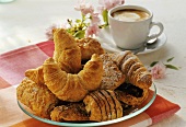 Sweet puff pastries to eat with coffee