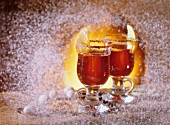 Zwei Gläser Grog in winterlicher Atmosphäre