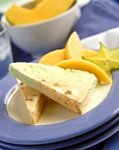 Peach and carambola parfait with fruit slices