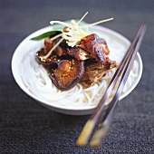 Gebratene Shiitakepilze mit Entenfleisch auf Reisnudeln