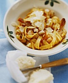Pasta aglio e gamberi (Garlic pasta with prawns)