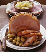 Christmas ham with cloves and pearl onions (Switzerland)