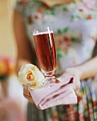Romantischer Champagner-Rosen-Cocktail