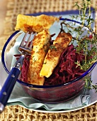 Lopinostreifen (Lupinenquark) im Backteig mit Rotkohl