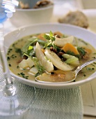 Metzelsuppe (Wurstbrühe) mit Gemüse