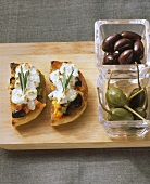 Peppers on toast with feta; capers and olives