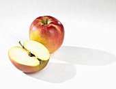 Ganzer und halber Apfel (Sorte Elstar)