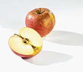 Ganzer und halber Apfel (Sorte Jonagold)