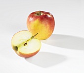 Whole apple and half apple (Elstar)