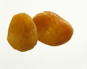 Zwei getrocknete Aprikosen
