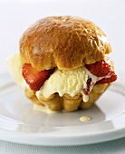 Brioche with vanilla ice cream and strawberries