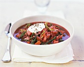 Tomatensuppe mit Wirsing, saurer Sahne und Kümmel