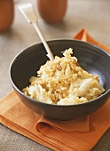 Macaroni cheese with pine nuts