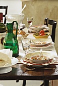 Gedeckter Tisch mit Tomatensuppen (Italien, Toskana)