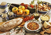 Ratatouille auf Teller, Brot, frisches Gemüse und Käse