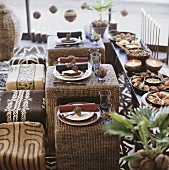 Afrikanisch gedeckte Tische vor einem Buffet