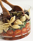 Nudelsalat mit Tomaten und Oliven