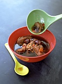 Bak Kut Teh (Suppe mit Schweinefleisch & Knoblauch, Singapur)