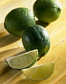 Limetten und Limettenschnitze (Citrus aurantiifolia)