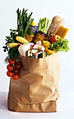 Gemüse, Obst und Lebensmittel in Papiertüte