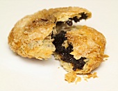 Eccles cake (flaky pastry filled with currants, England)