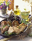 Gebratene Ziegenkäsescheiben mit Oliven und Kräutern