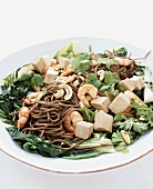 Salat mit Sobanudeln, Tofu, Garnelen, Pak Choi, Koriandergrün