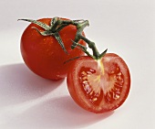 Ganze und halbe Tomate, Sorte Elegance