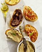 Bruschette e crostini (Toasted bread with tomatoes & olive puree)