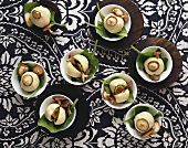 Wachtelei-Klösschen mit Spinat und Pilzen