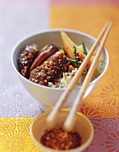 Entenbrust mit Sesamkaramell, Ingwermöhren, Reis, Chiliflakes