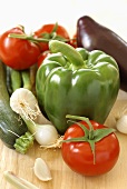 Gemüsestillleben mit Paprika und Tomaten