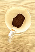 Kaffeepulver im Kaffeefilter von oben