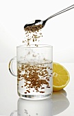 Zitronentee (Fertigprodukt) im Glas auflösen