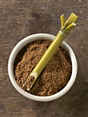 Fünf-Gewürz-Pulver in Schale mit Bambusrohr