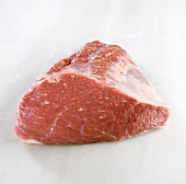 Frisches Rindfleisch auf Marmoruntergrund