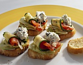 Crostini with fennel, courgettes, tomatoes and soft cheese