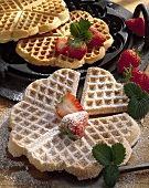 Waffeln mit Erdbeeren und Puderzucker