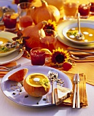 Herbstlich gedeckter Tisch mit Kürbissuppe und Holunderdrinks