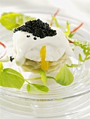 Pochiertes Ei mit Kaviar auf Artischocke