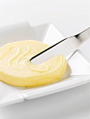 Butter mit Messer anschneiden