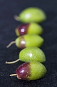 Fünf frische Oliven in einer Reihe