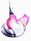 Yoghurt with rose petals